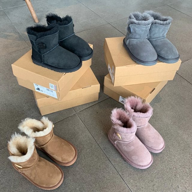 UGG Children's snow boots: seller detail photo 2
