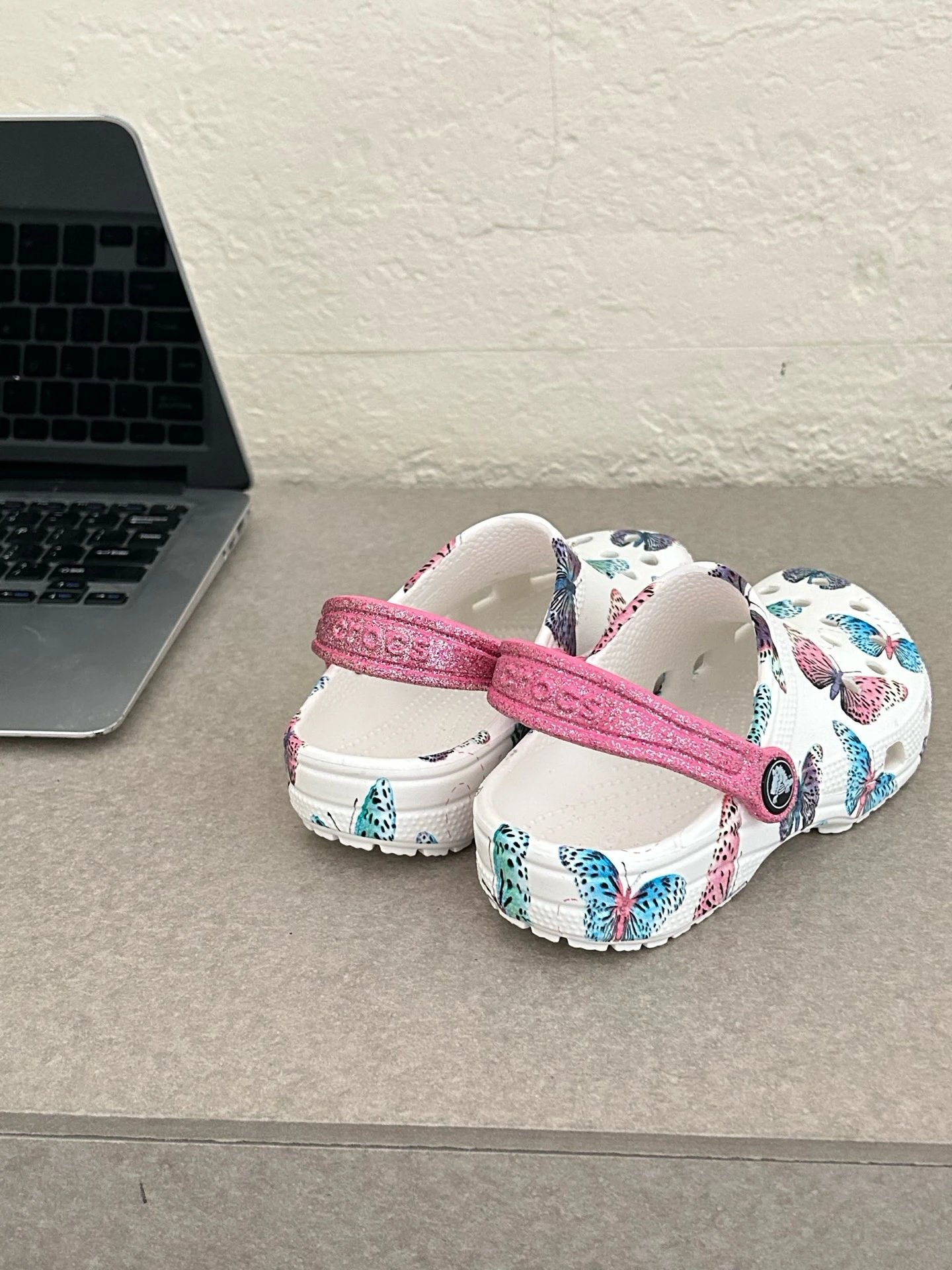 Crocs Classic Unicorn Jibbitz Clog White / Pink Multicolor Sandals - 11