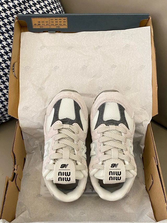 New Balance MIU MIU children's Shoes: seller detail photo 5