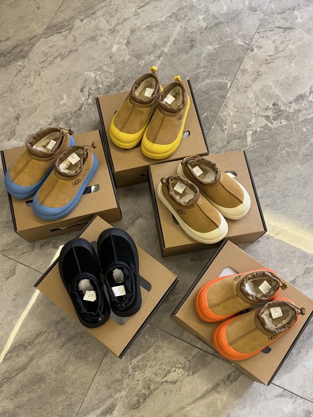 UGG Children's snow boots: seller detail photo 1
