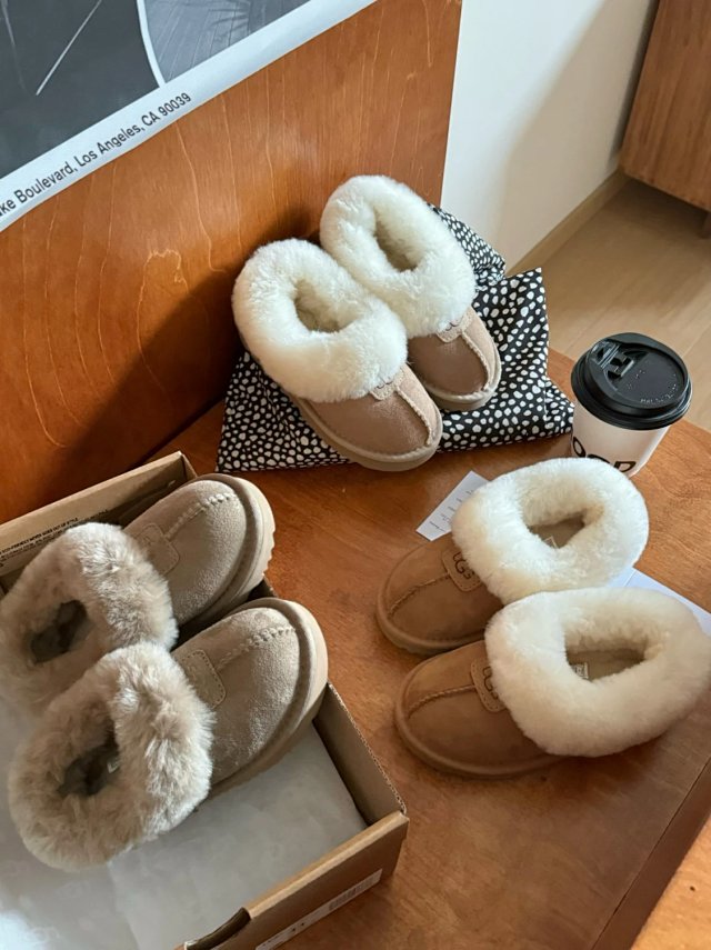 UGG Children's snow boots: seller detail photo 2