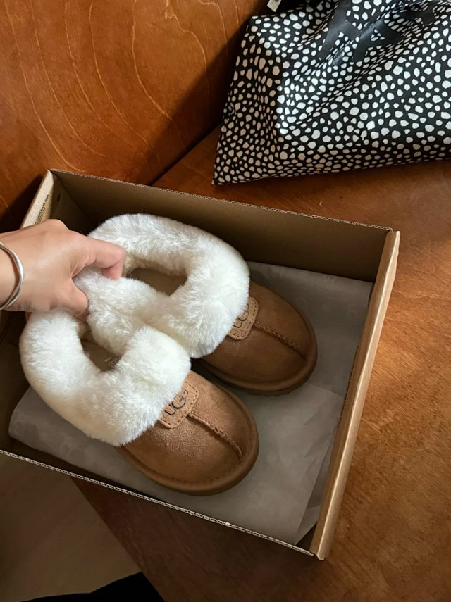 UGG Children's snow boots: seller detail photo 5