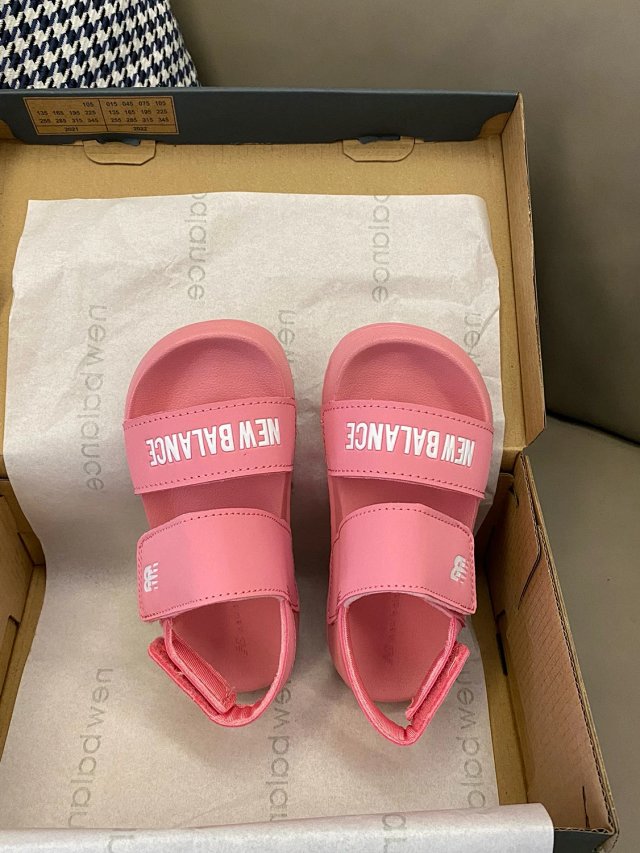 New Balance children's Slippers Shoes: seller detail photo 3