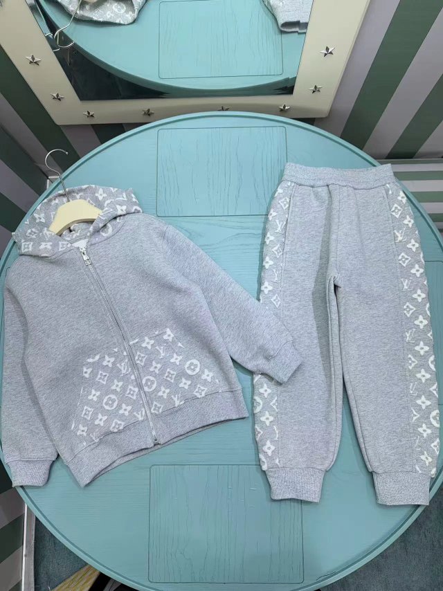 LV Louis Vuitton Children's Set: seller detail photo 3