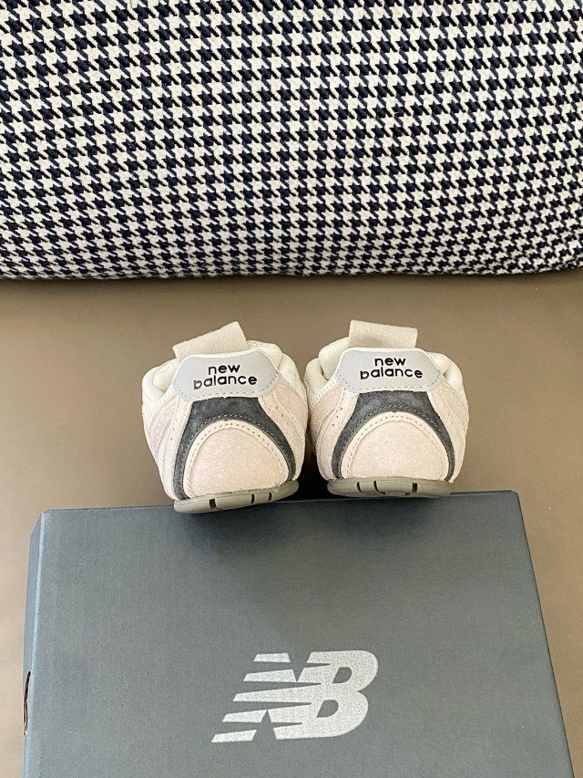 New Balance MIU MIU children's Shoes: seller detail photo 7