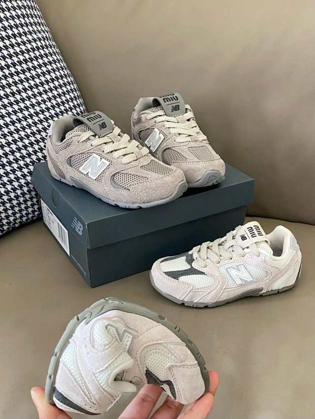 New Balance MIU MIU children's Shoes: seller detail photo 9