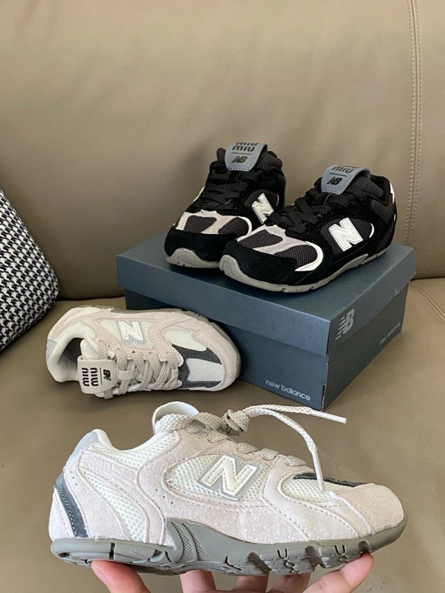 New Balance MIU MIU children's Shoes: seller detail photo 11
