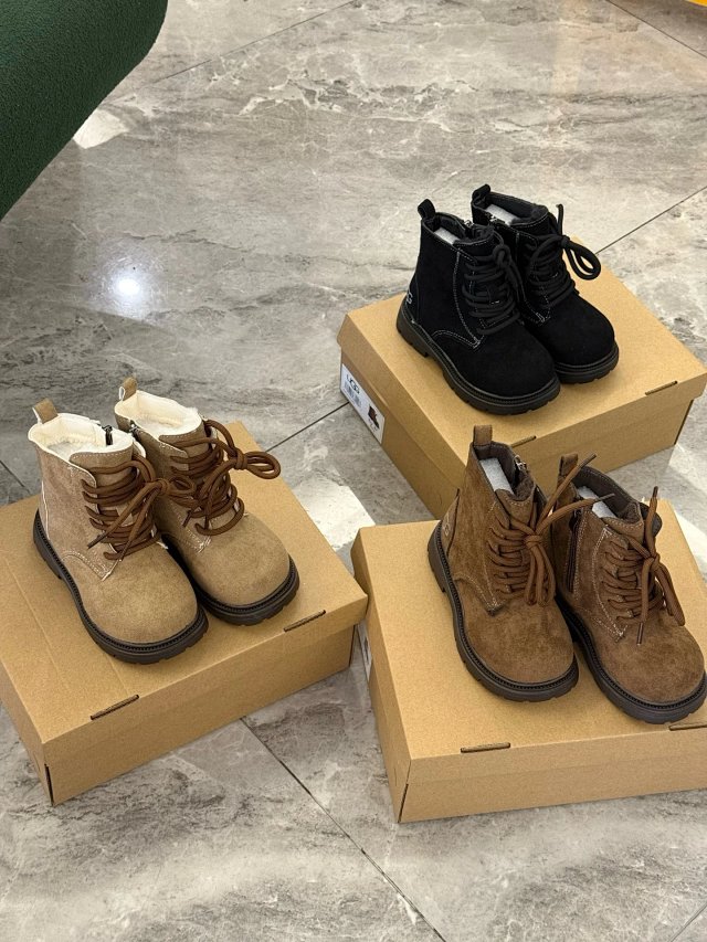 UGG Children's snow boots: seller detail photo 1