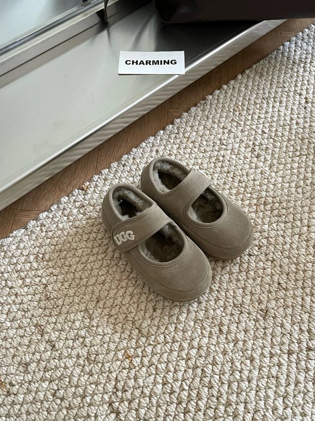 UGG Children's Slippers Shoes: seller detail photo 12