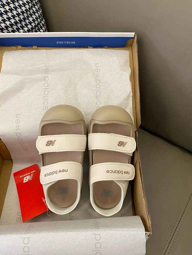 New Balance children's Slippers Shoes: seller detail photo 3