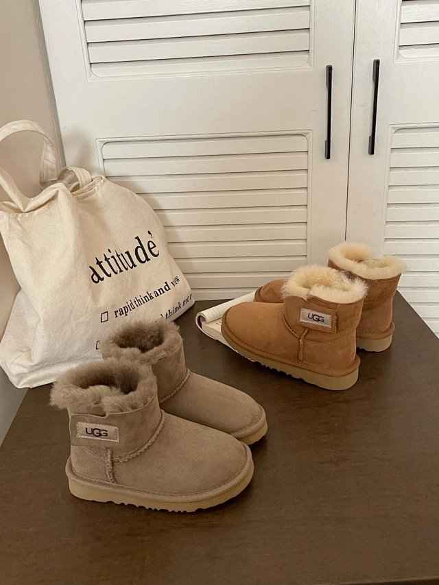 UGG Children's snow boots: seller detail photo 1