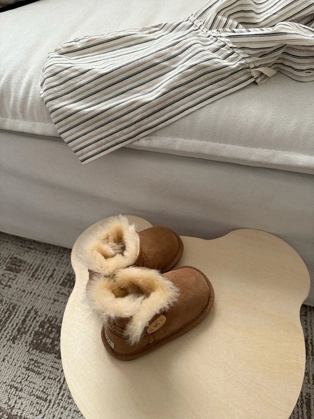 UGG Children's snow boots: seller detail photo 9