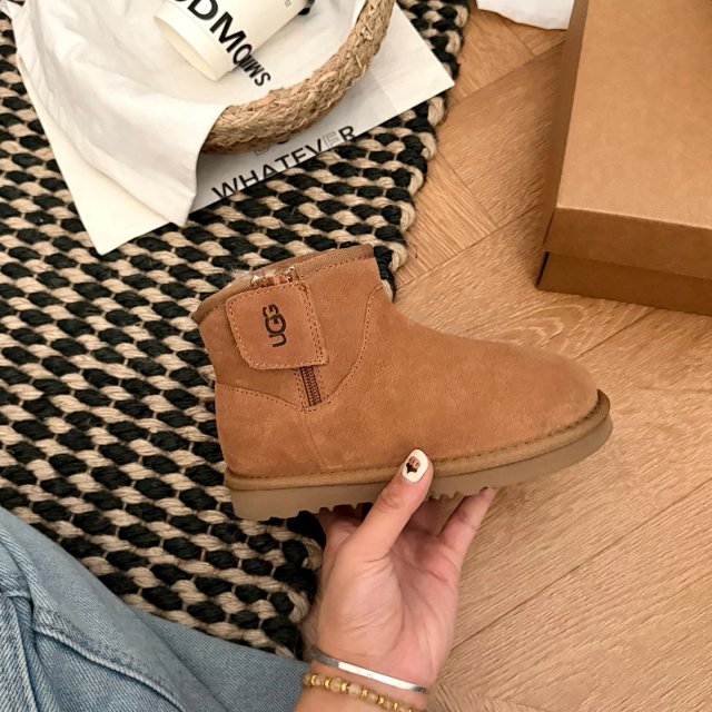 UGG Children's snow boots: seller detail photo 2
