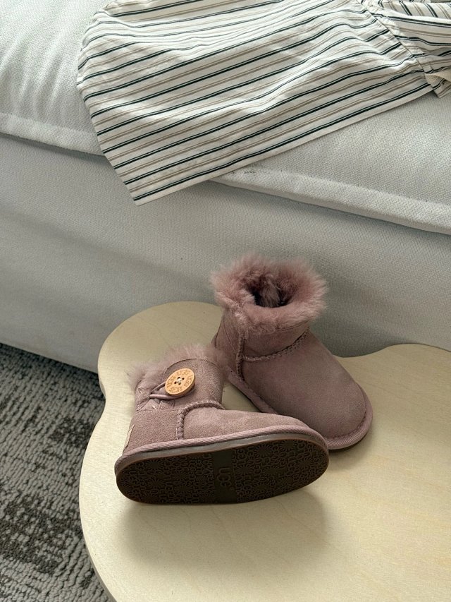 UGG Children's snow boots: seller detail photo 5