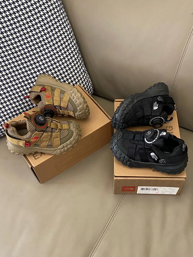 The North face children's shoes: seller detail photo 3