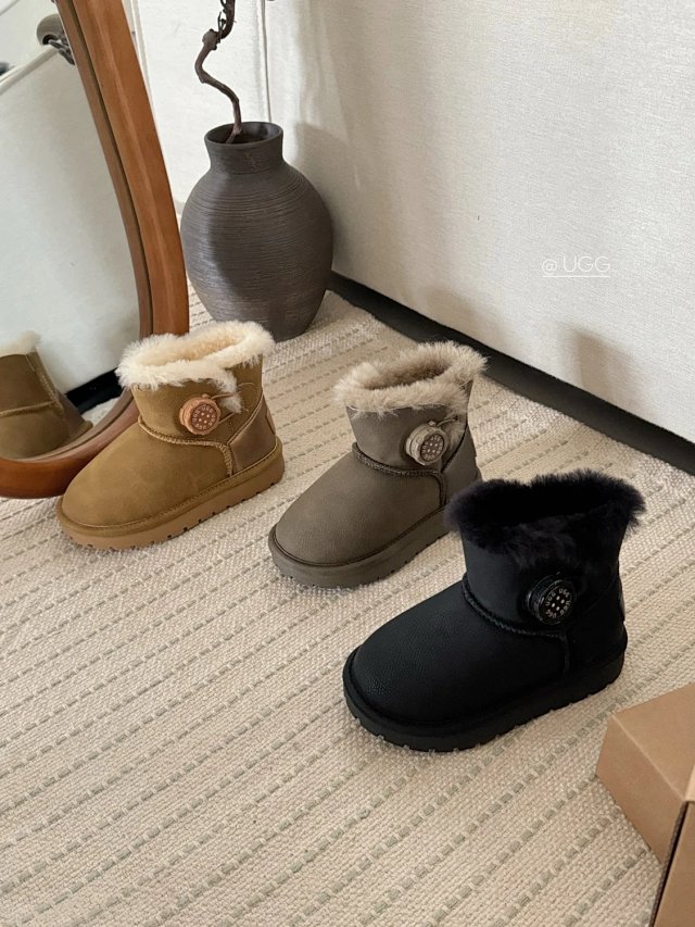 UGG Children's snow boots: seller detail photo 1