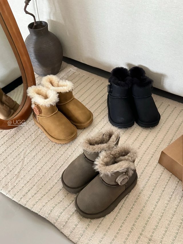 UGG Children's snow boots: seller detail photo 2