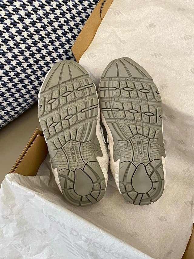 New Balance MIU MIU children's Shoes: seller detail photo 6