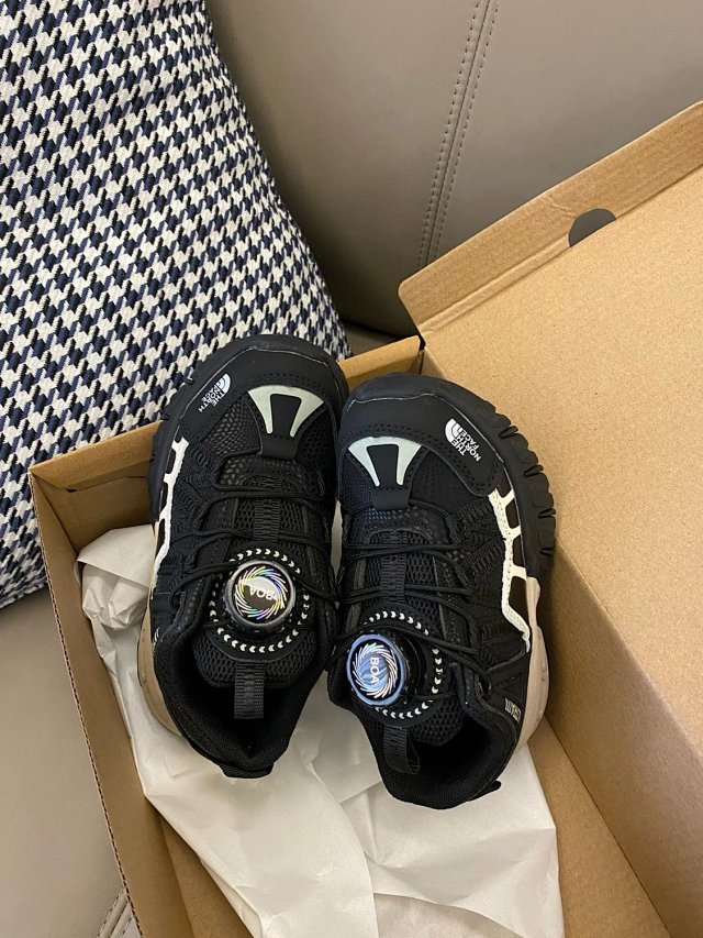 The North face children's shoes: seller detail photo 4