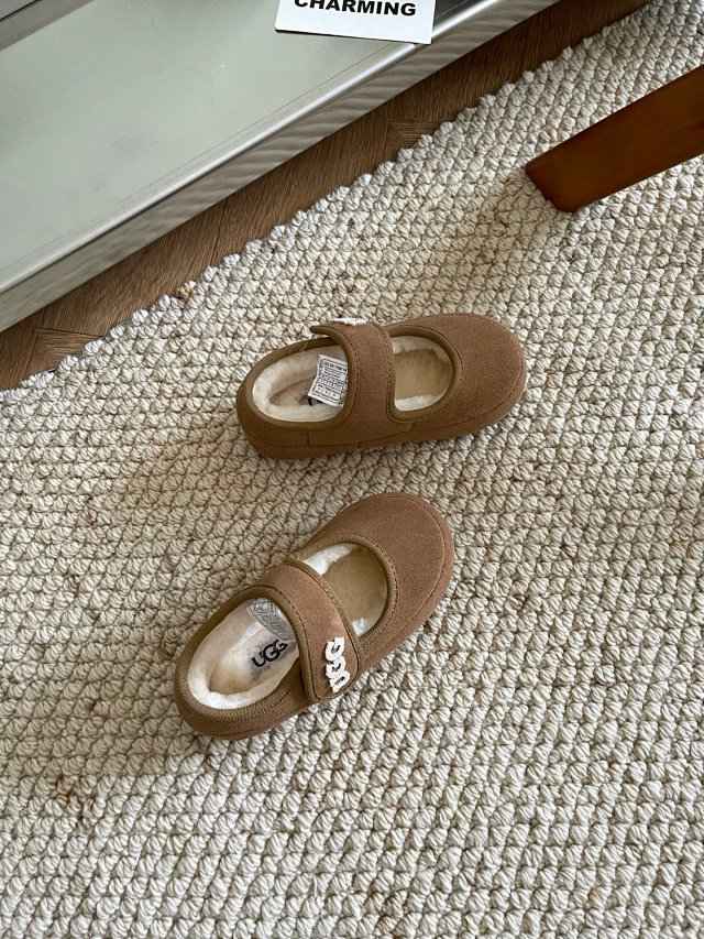 UGG Children's Slippers Shoes: seller detail photo 11