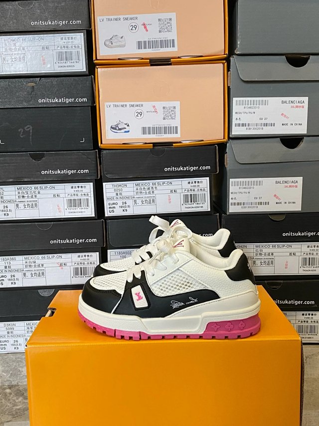 LV Louis Vuitton Children's Shoes: seller detail photo 6