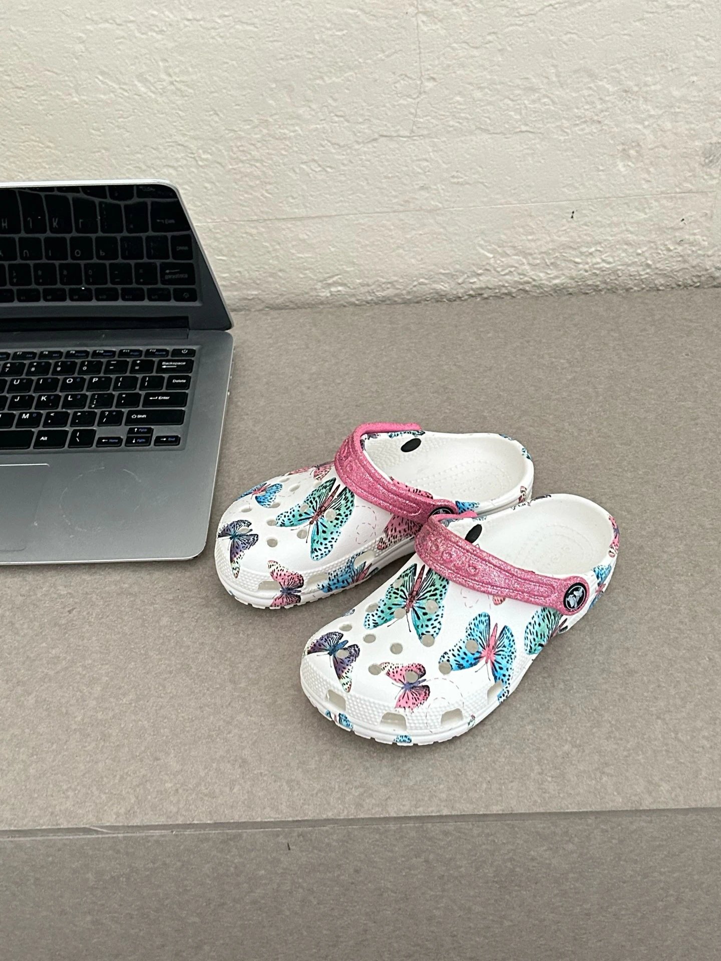 Crocs Classic Unicorn Jibbitz Clog White / Pink Multicolor Sandals - 6