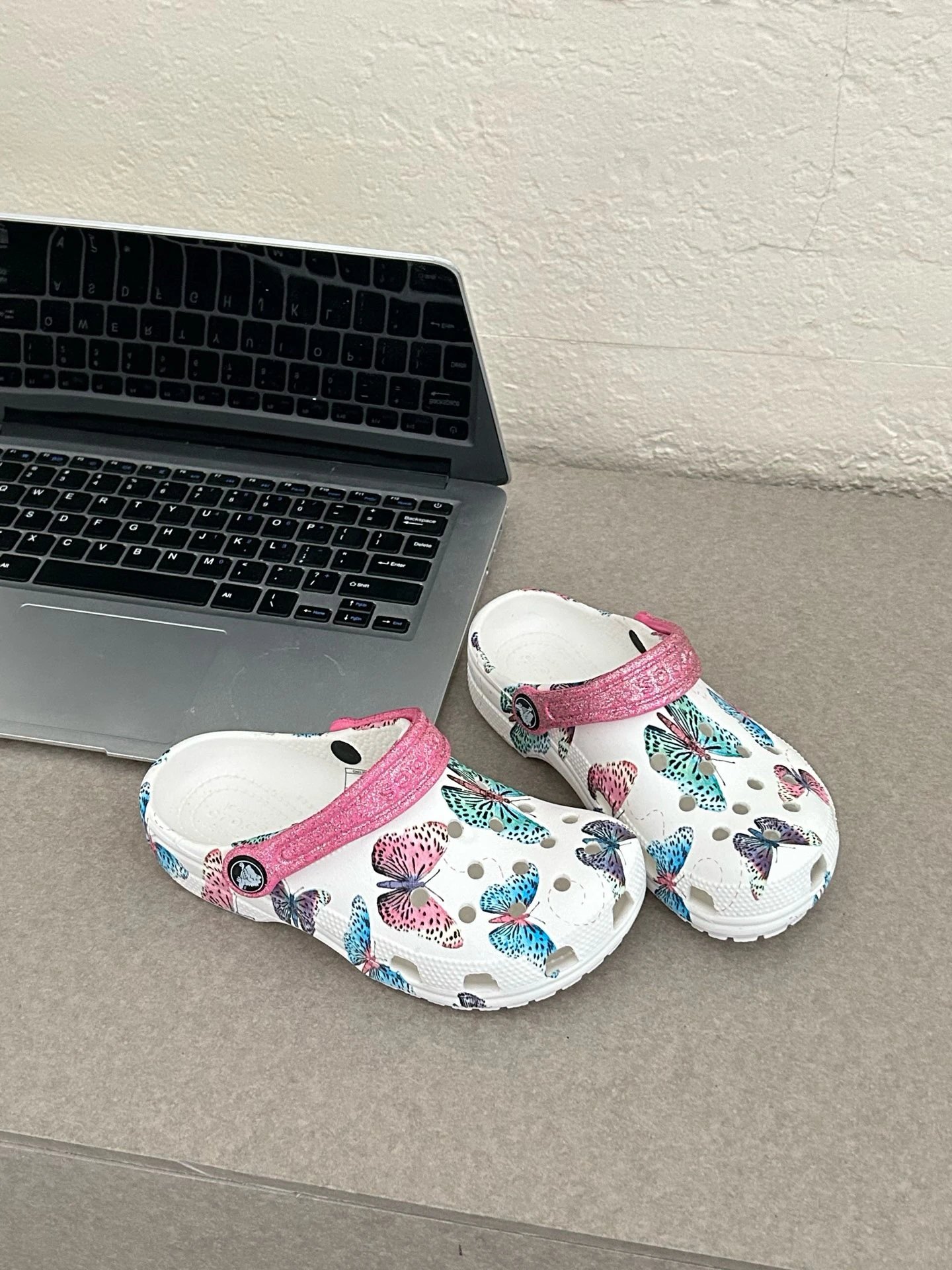 Crocs Classic Unicorn Jibbitz Clog White / Pink Multicolor Sandals - 7