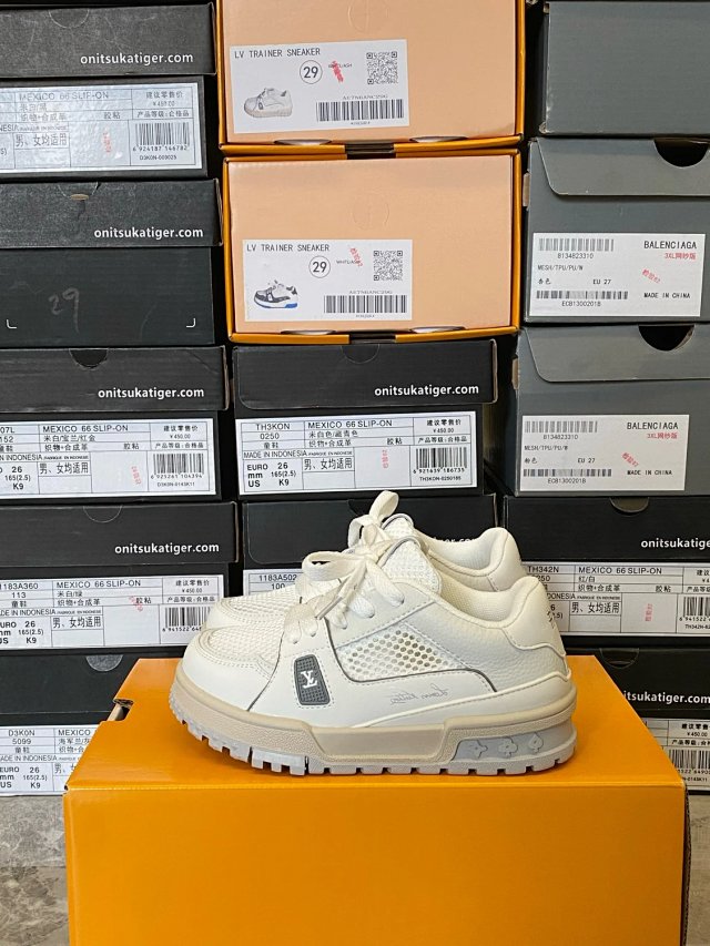 LV Louis Vuitton Children's Shoes: seller detail photo 5