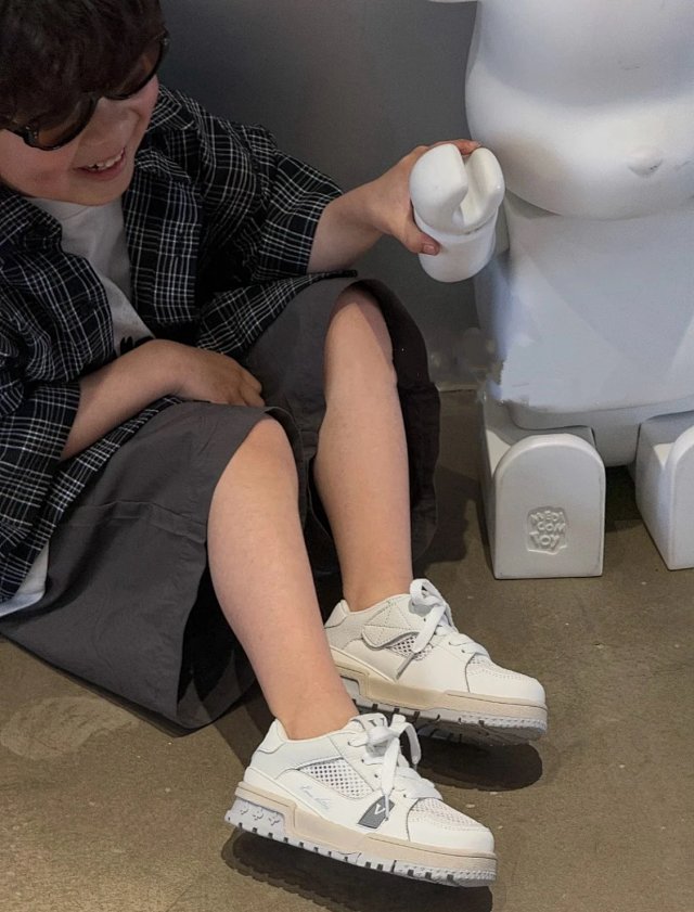 LV Louis Vuitton Children's Shoes: seller detail photo 9