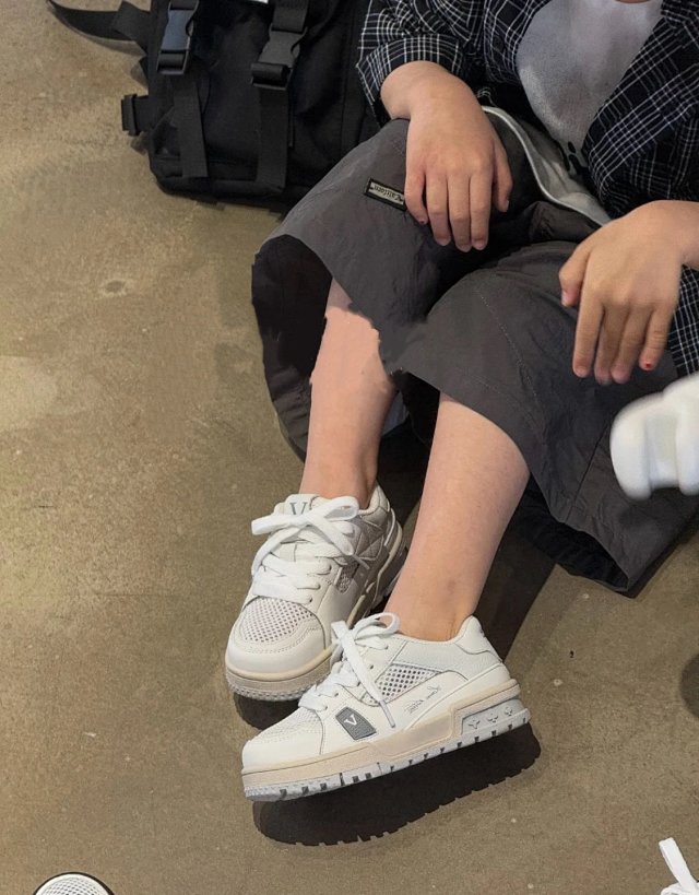 LV Louis Vuitton Children's Shoes: seller detail photo 11