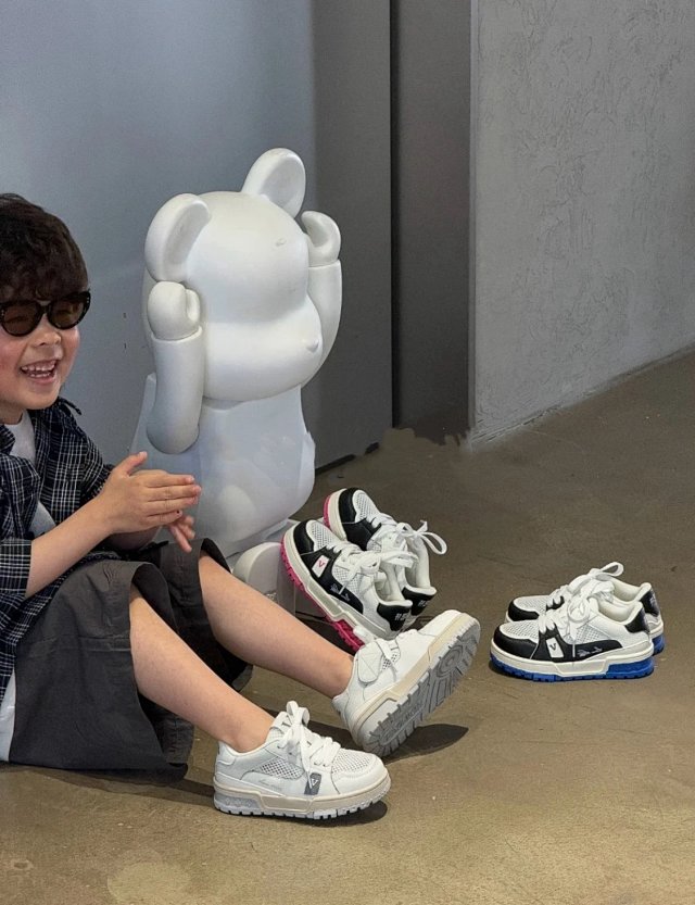 LV Louis Vuitton Children's Shoes: seller detail photo 8