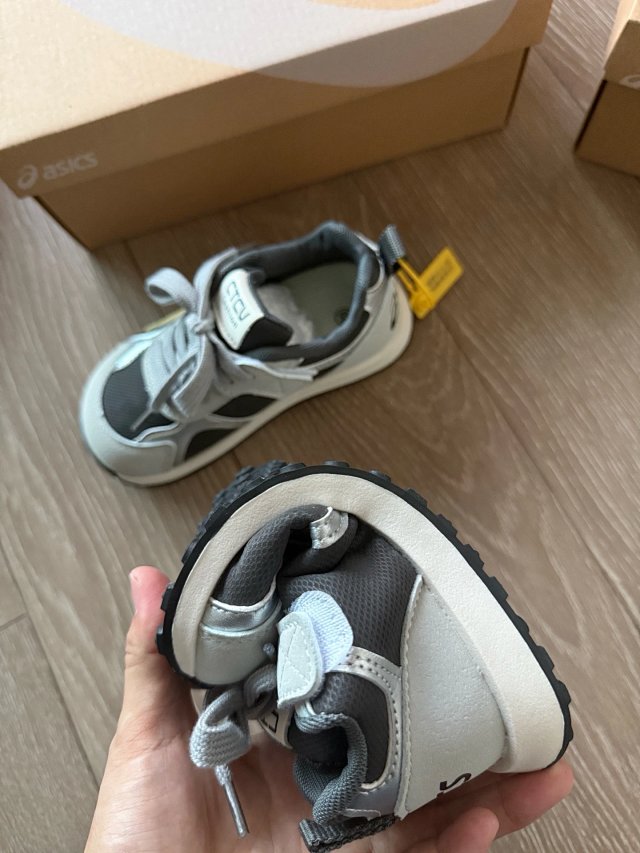 Asics Children's Shoes: seller detail photo 12