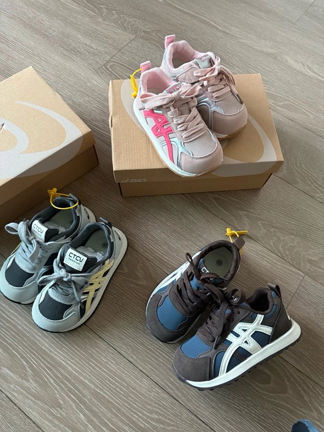 Asics Children's Shoes: seller detail photo 5
