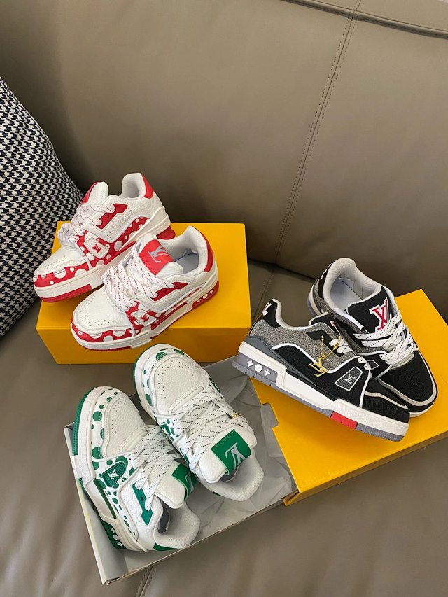 LV Louis Vuitton Children's Shoes: seller detail photo 3
