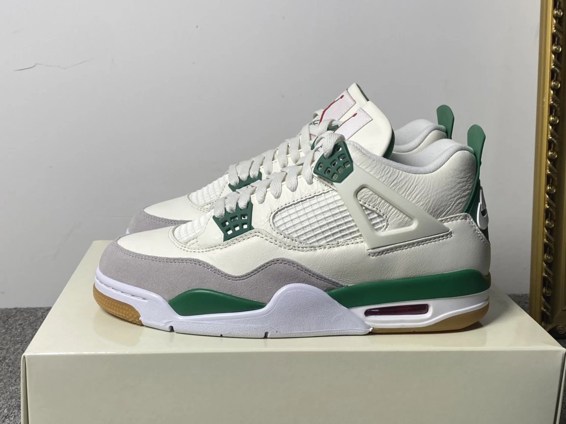 Top and pure yuan version SB x Jordan Air Jordan 4 Pine Gree AJ4 turquoise green white continuous famous full head cowhide

