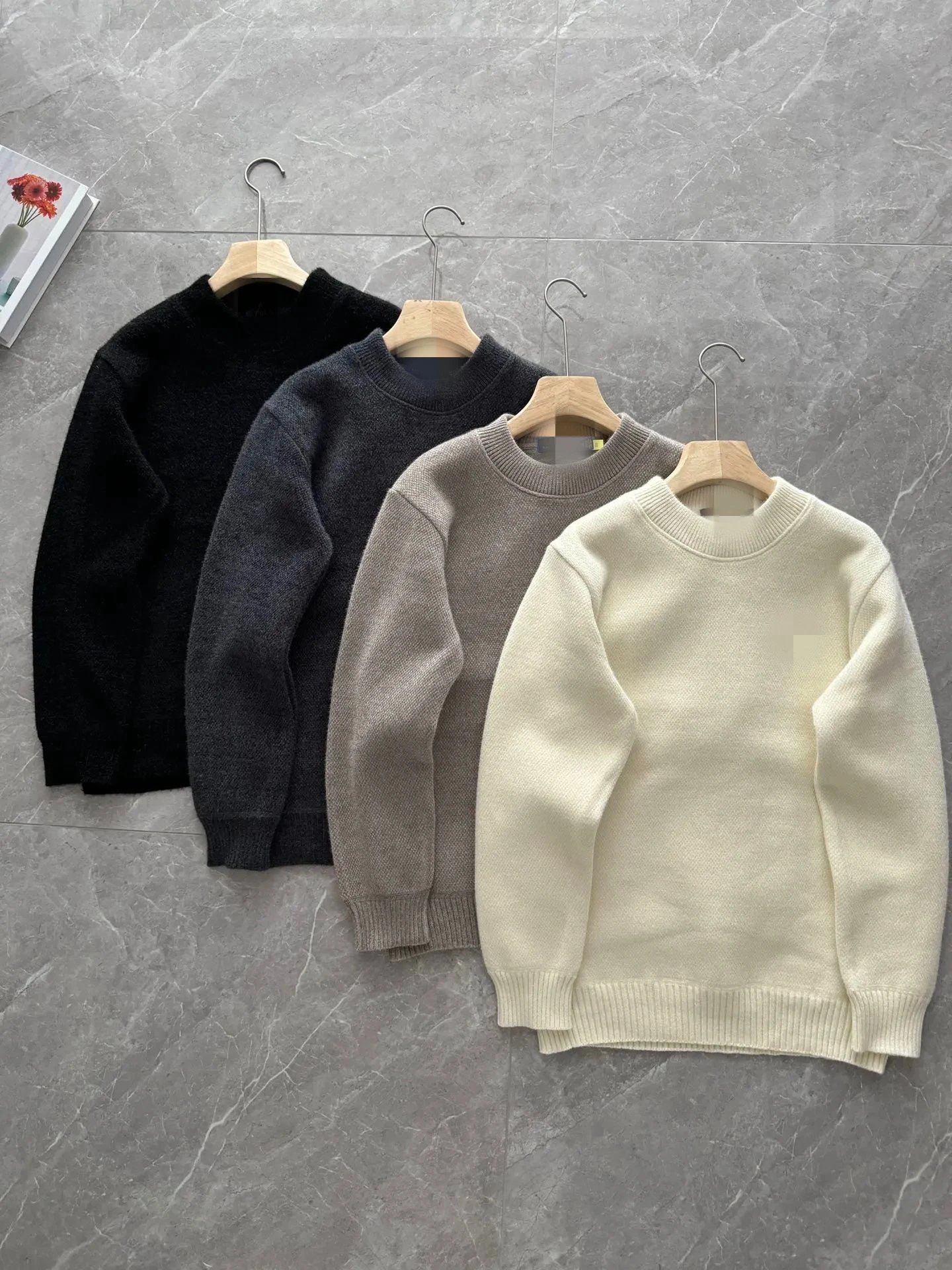 RL Ralph mink fur sweater is the "warm code" of the old money style for couples. One soft and sticky winter sweater is enough! The 'texture code' for autumn and winter dressing