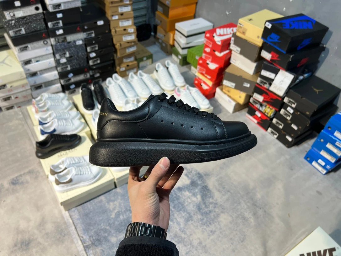 Alexander McQueen Oversized Sneaker White/Black Chunky Sneakers - 9