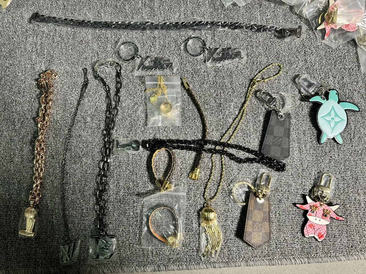 Guangzhou's top brand jewelry is on special offer. No after-sales service, no refunds or exchanges. Bracelets, necklaces, keychains, earrings, bracelets, pendants, not limited to pictures