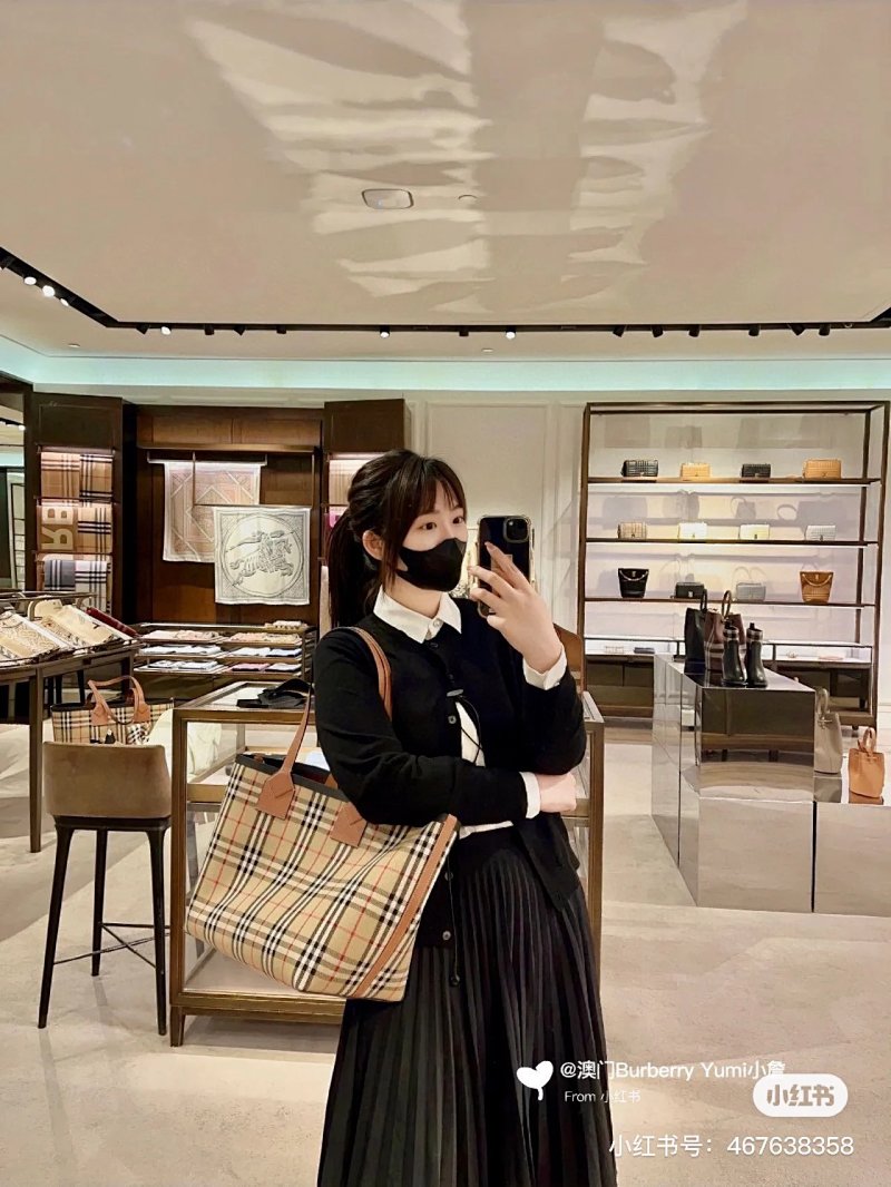 Burberry Bbr Tote 35.11.27cm