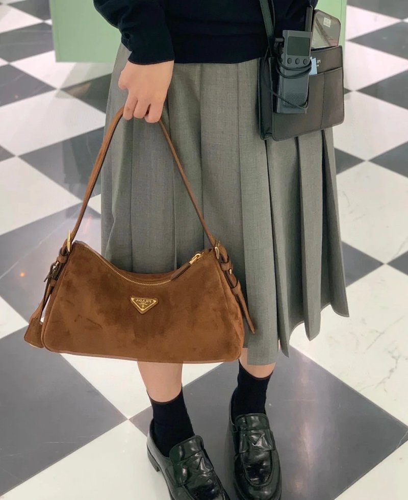 Prada Prd Hobo 𝟑𝟗 𝟐𝟒 𝟏𝟏𝐜𝐦