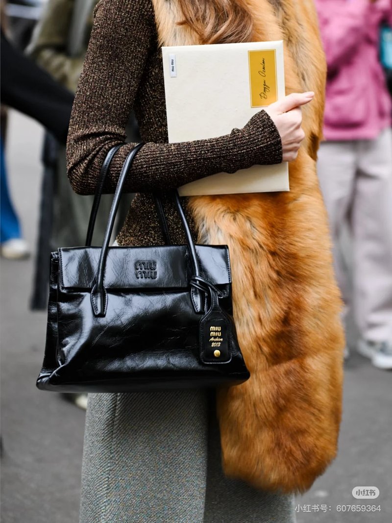Miumiu Solitaire Size 28 20cm