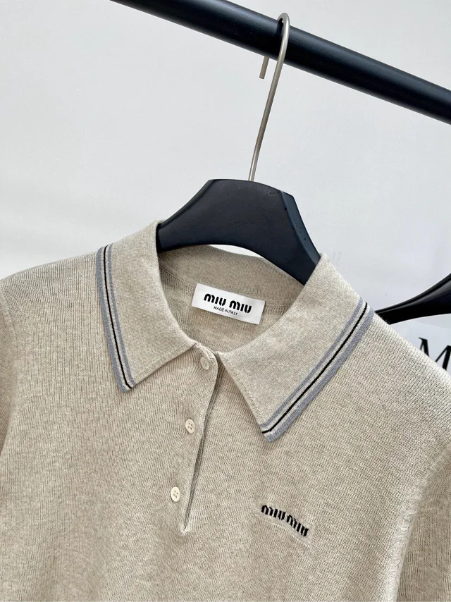 Miu Knitwear Short-Sleeve Knit Polo Top with Contrast Tipped Collar product detail image 3