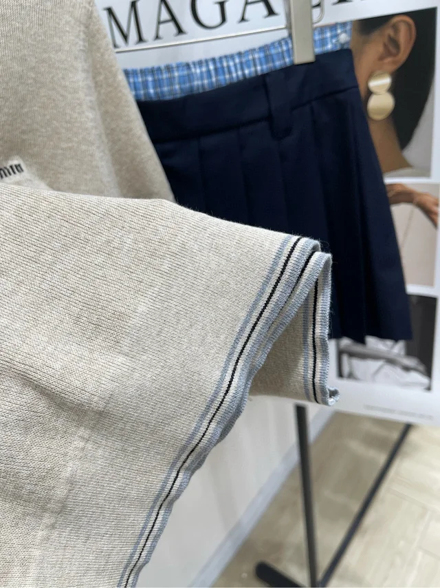 Miu Knitwear Short-Sleeve Knit Polo Top with Contrast Tipped Collar product detail image 5
