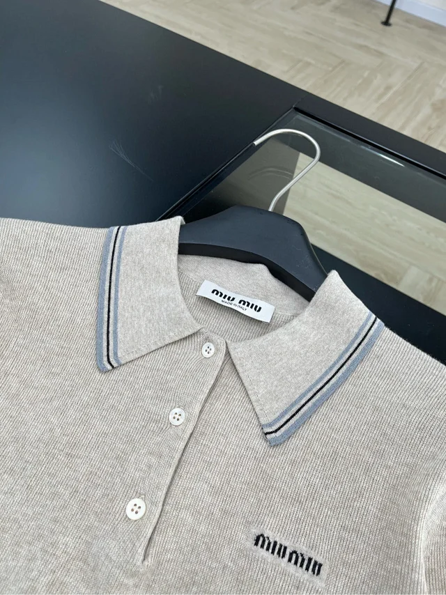 Miu Knitwear Short-Sleeve Knit Polo Top with Contrast Tipped Collar product detail image 2