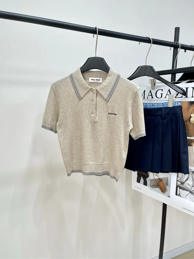 Miu Knitwear Short-Sleeve Knit Polo Top with Contrast Tipped Collar product detail image 1