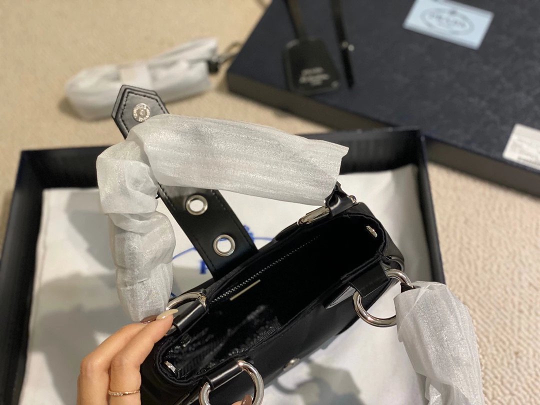 Prada Re-Edition 2002 Shoulder Bag