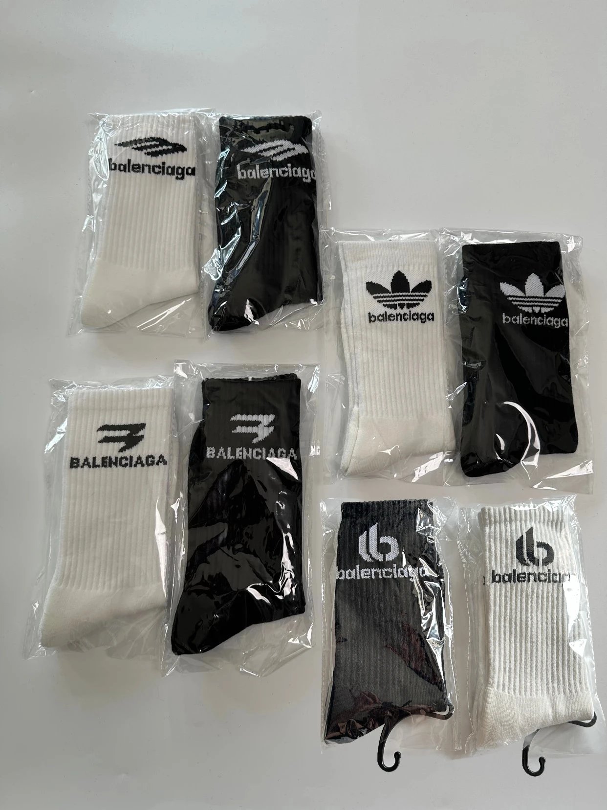 【 Free shipping for four pairs 】 Four season commuting men and women internet celebrities of the same style, mid tube towel bottom socks, in stock arrangement. Contact customer service to change the price for orders over four pairs. Passed in seconds