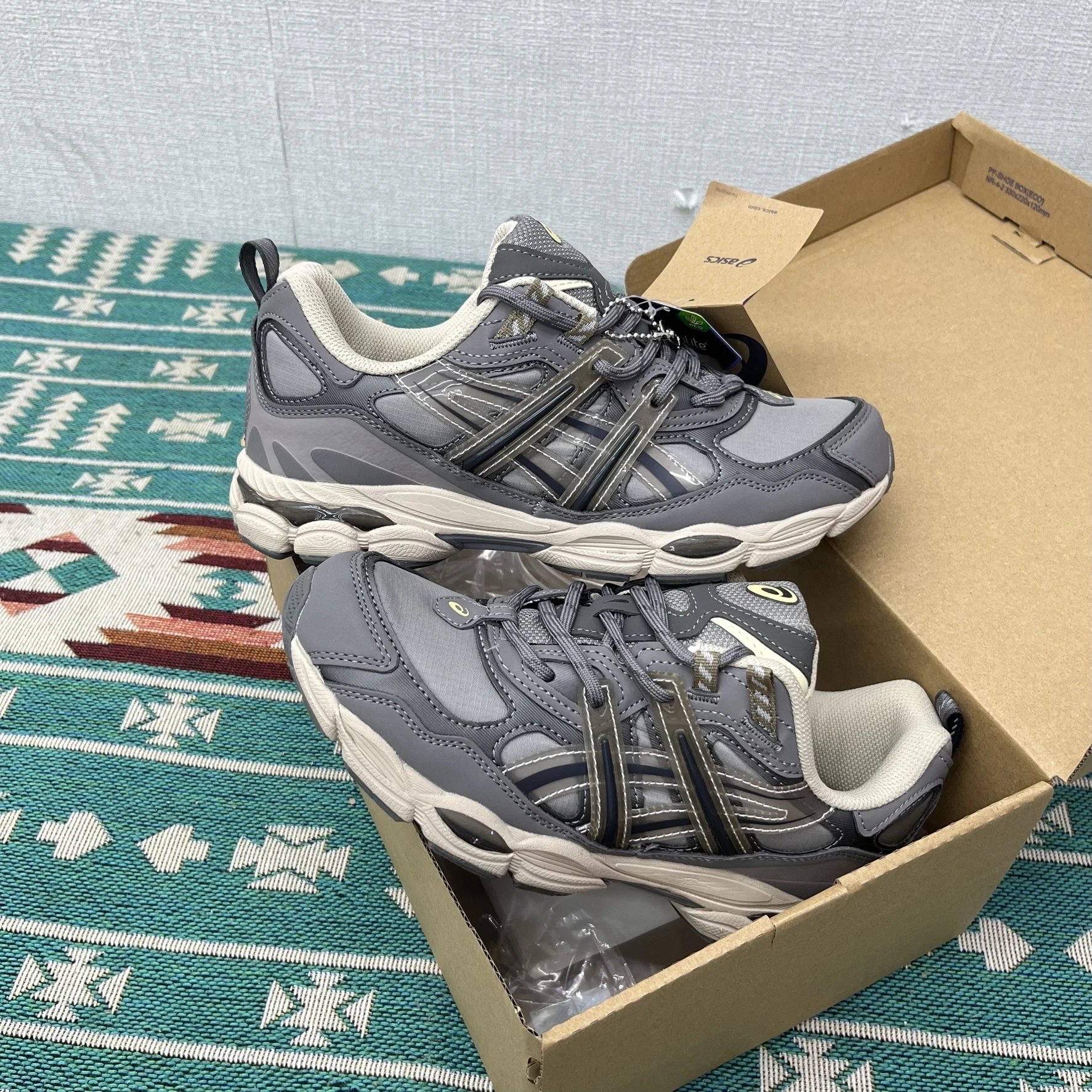 A558-020 gray black brown