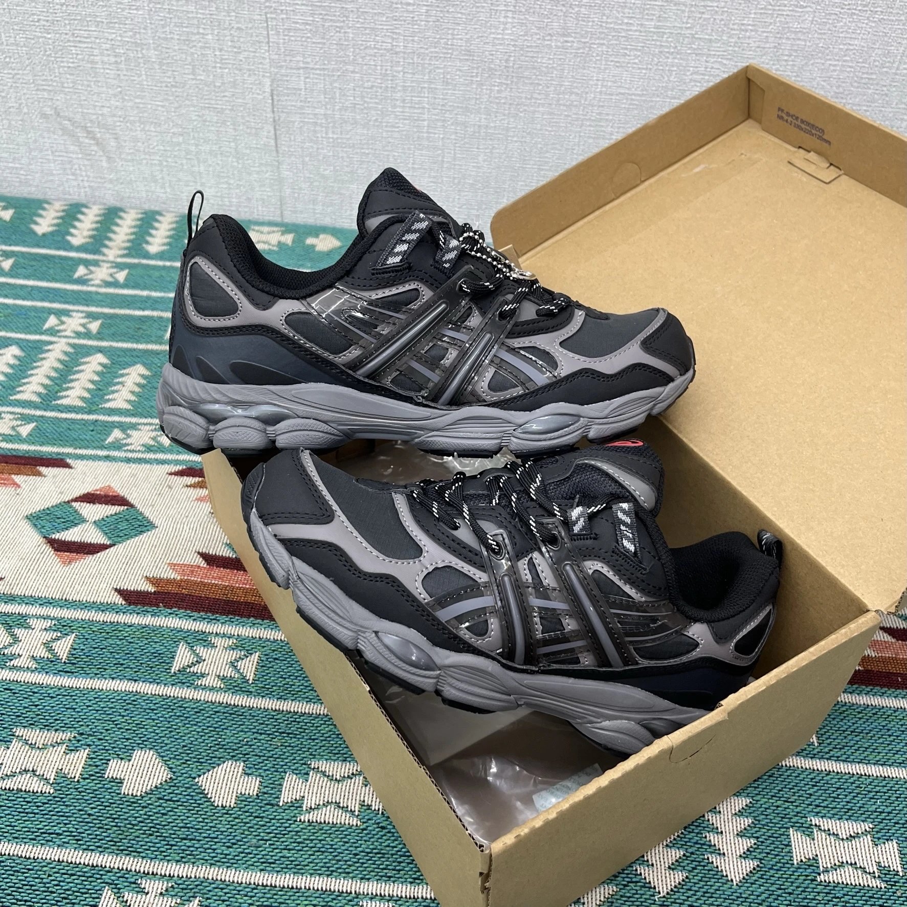 A558-001 Silver Grey Black