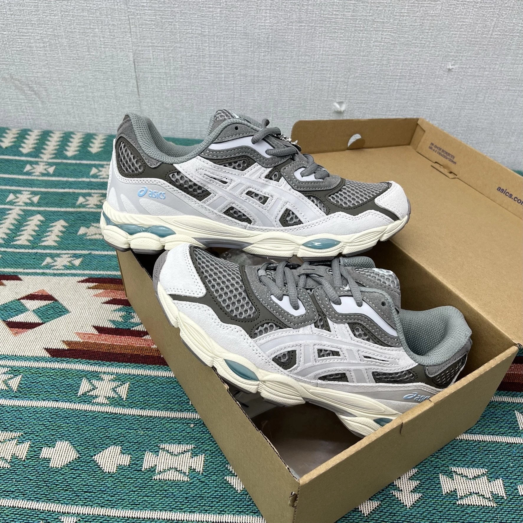A372-020 White Grey Blue